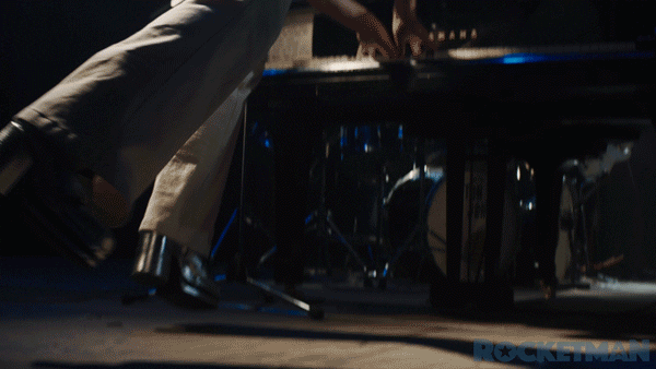 Taron Egerton em cena do filme Rocketman (2019)