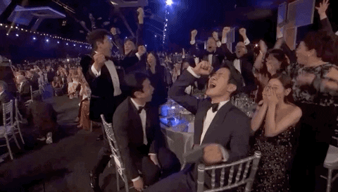 Elenco do filme Parasita (2019) comemorando a vitória no SAG Awards
