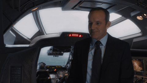 Clark Gregg e Chris Evans na cena do encontro do agente Phil Coulson e do Capitão América no filme Os Vingadores (2012)