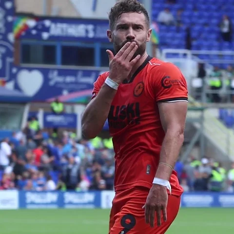 giphy.webp?cid=6c09b952sdaeen5lfmnhs102b580zq041f76mi9ayuxlmesz&ep=v1_internal_gif_by_id&rid=giphy.webp&ct=g