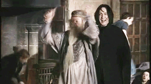 Dumbledore dançando e Snape assistindo