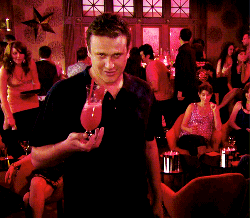Gif s tématikou party a s tancujícím mužem držícím drink. 