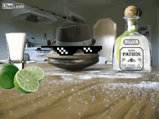 Gif s kloboukem s brýlemi, s tequillou, limetkou a solí.