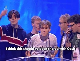 Damon Albarn dedicando um Brit Award ao Oasis, Ironia?