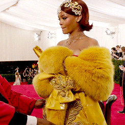 Signification des couleurs : le jaune : gif du Red Carpet Interview de Rihanna en robe jaune