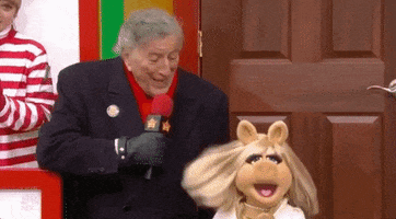 Miss Piggy GIF by The 94th Annual Macy’s Thanksgiving Day Parade