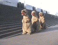 Pohyblivý gif k svátku se třemi tancujícími dinosaury na ulici ve městě.