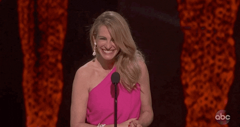 Julia Roberts sourie et salue des deux mains le public.