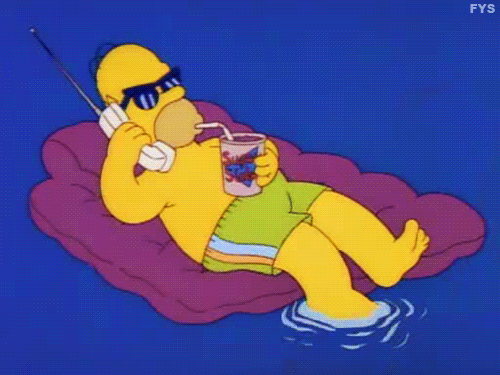 Homer bañándose en una piscina desmonbtable