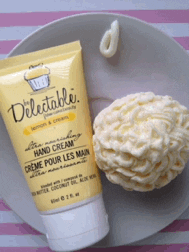 Quand le marketing des produits de beauté copie les codes alimentaires. Crème pour les mains parfumée citron et crème, disposée dans une assiette façon dessert.