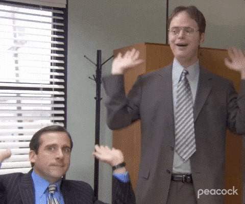 Gif se dvěma muži v obleku, zvedajícími ruce nad hlavu z důvodu radosti. 