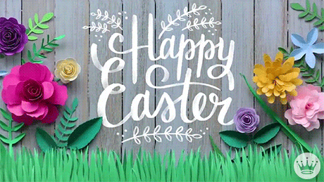 Anglický nápis Happy Easter s pohybujícími se barevnými papírovými květinami kolem.