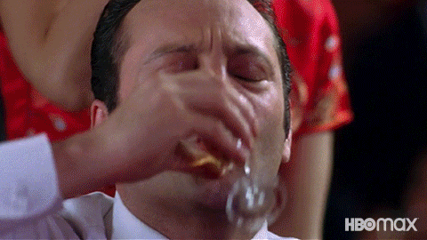 Sváteční gif se dvěma muži pijícími alkohol se skupinou lidí z malých sklenek. 