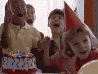 Gif s dětma na dětské oslavě s dortem. 