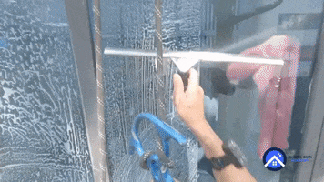 Ve-Sinh-Kinh-Toa-Nha GIF