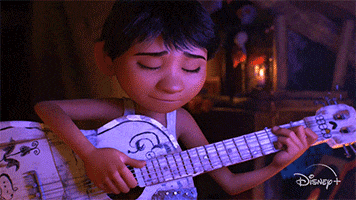 Niño película Coco tocando la guitarra 
