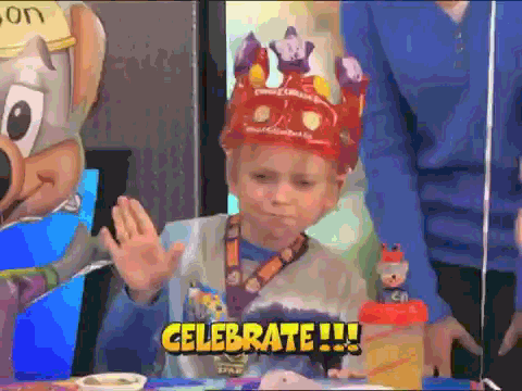Pohyblivý gif s radujícím se dítětem s korunou na hlavě a s nápisem "Celebrate!". 
