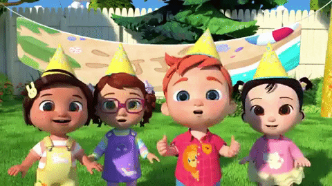 Animovaný pohyblivý obrázek se čtyřma radujícíma se dětma s narozeninovými čepičkami. 