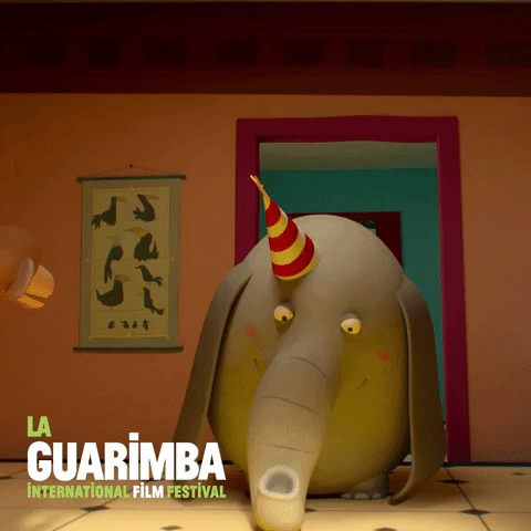 Gif k svátku s animovaným slonem, vyhazujícím chobotem narozeninovou čepičku na svou hlavu. 
