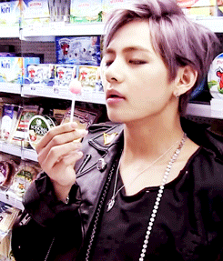 Kim Taehyung V GIF - Find & Share on GIPHY
