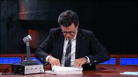 Stephen Colbert revisando papeles