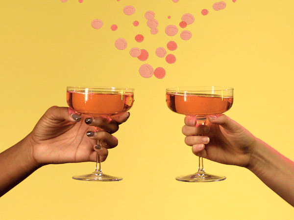 Dvě pohybující se ruce, ťukající si se skleničkami šampaňského. 