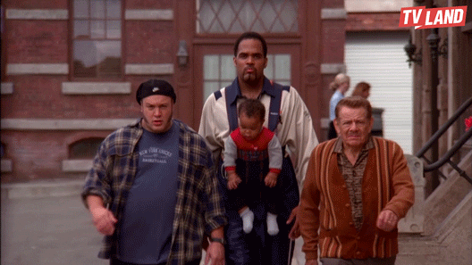 Drie mannen lopen door een stad terwijl ze babysitten op een kind.
