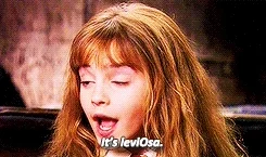 Hermione (Emma Watson) ensinando o jeito certo de pronunciar o feitiço 