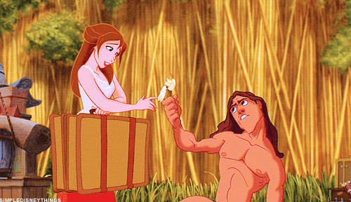 Tarzan uczy się ludzkiej mowy od angielskich badaczy lecz później mówi po