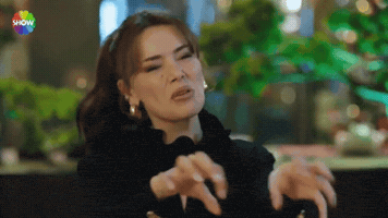 Seray Kaya GIF