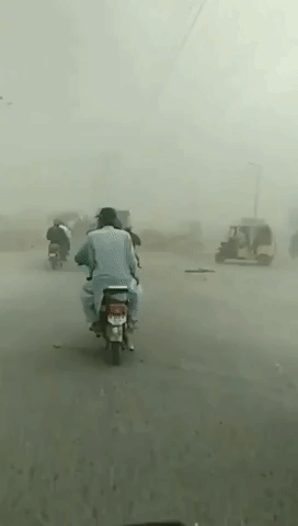 Deadly Dust Storm Whips Travelers in Karachi
