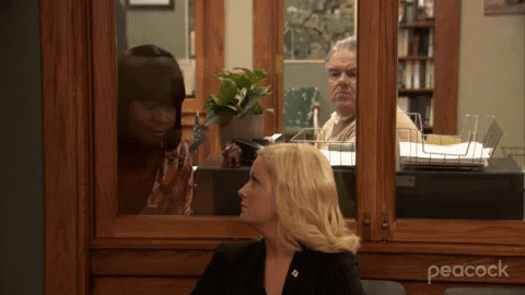 News Sebrae - Edição 51 - GIF de mulher colando em uma janela de vidro, para outra mulher, um bilhete com a frase: I told ya so!