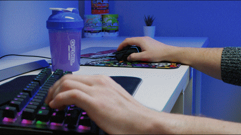 homem digitando no computador gamer