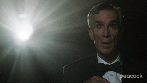 News Sebrae - Edição 55 - Gif de homem de terno e gravata borboleta, no cinema comendo pipoca