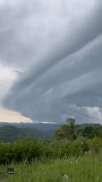 'Monster' Shelf Cloud Forms in Rural Kentucky as Thunderstorm Moves in