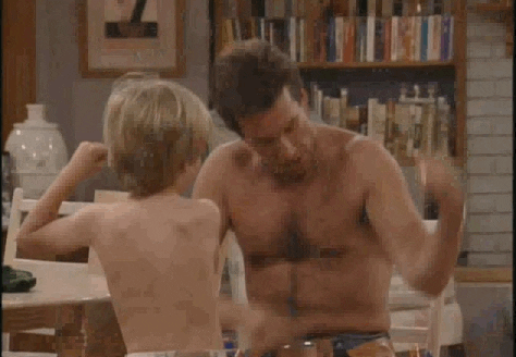 News MEI - Edição 16 - GIF de pai mostrando músculo do braço para o filho, e filho repetindo a cena.