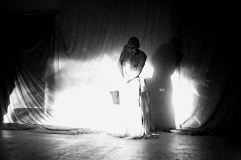 roxanavanessa giphygifmaker art performance barcelona GIF
