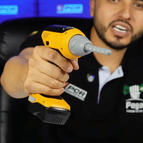 Niño jugando con kit de herramientas infantil 28 piezas