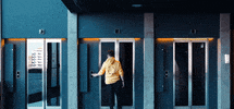 LuckStudio esperando ascensor luckstudio GIF