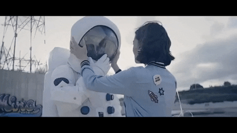 carlossadness giphygifmaker kiss astronaut beso GIF