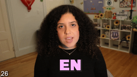 Video gif. Shalymar Rivera Gonzalez looks at us blankly and says, "En una programa de tecnologia media de media," while an image of a woman staring at a comptuer screen pops up. 