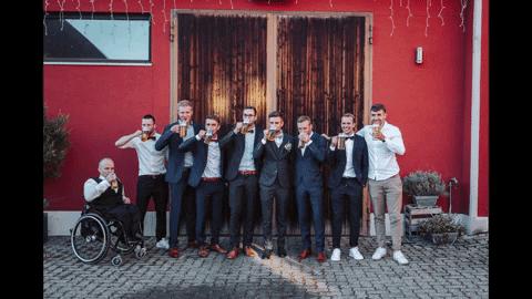 valege01750e874ab24a2d901b01843b297f87 giphygifmaker gruppenbild hochzeit GIF