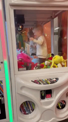 2-Year-Old Beats Claw Machine
