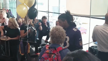Baltimore Ravens Players Greet Passengers, Help With Luggage on Southwest Flight