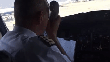 Pilot Greets Passengers in Arabic, English, and Hebrew on First Commercial Flight From Israel to UAE