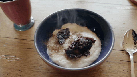 inFlux blog - chunks - american breakfast - oatmeal - oatmeal porridge

DESCRIÇÃO DA IMAGEM: Uma tigela pequena de mingau de aveia, uma colher e um copo de suco em uma mesa. 