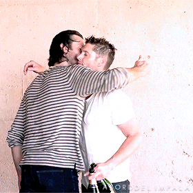 aborddelimpala giphyupload hug jensen ackles jared padalecki GIF