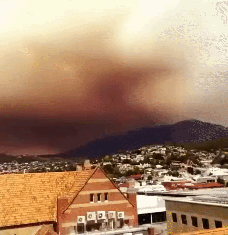 Dark Clouds Descend on Hobart as Bushfire Rages