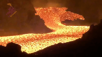 'Breathtaking' Lava Flows Visible Overnight on La Palma