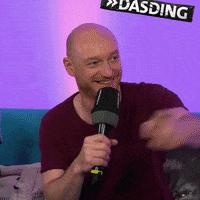 dasding haha interview pointing zeigen GIF